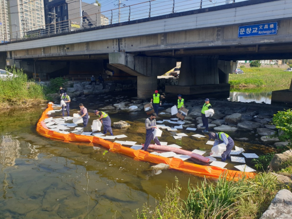 29일 문창교 일원에서 진행한 수질오염사고 가상 방제훈련