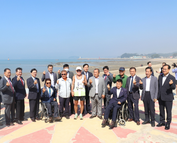 충남지체장애인협회 15개시,군 지회장들과 기념촬영 하는 맥키스컴퍼니 조웅래 회장