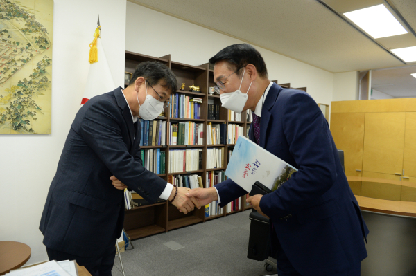 이용록군수가 최응천 문화재청장을 만나 악수하고 있다.