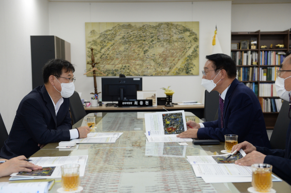 이용록 군수 문화재청 방문, 문화재 현안 해결을 위한 건의사항 제시 모습