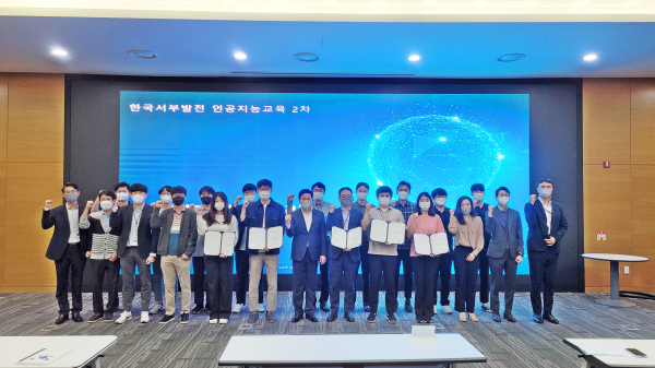 지난 29일 충남 태안 본사에서 열린 ‘WP-디지털 이노베이터’ 2기 임명식에서 엄경일 기획관리본부장(앞줄 가운데)과 2기 디지털 이노베이터들이 기념촬영