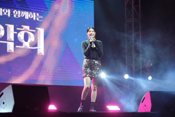 한국타이어, 사회복지 종사자와 함께하는 문화 행사 2022  나눔 음악회에서 가수 린이 무대에 올라 열창하고 있다