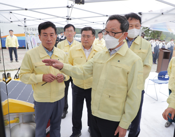 이병호 사장은 30일 충북 진천 백곡저수지에서 수질오염사고대응 합동 방제 훈련 참여 모습