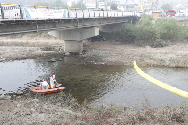 방제 후 수질조사 작업 모습