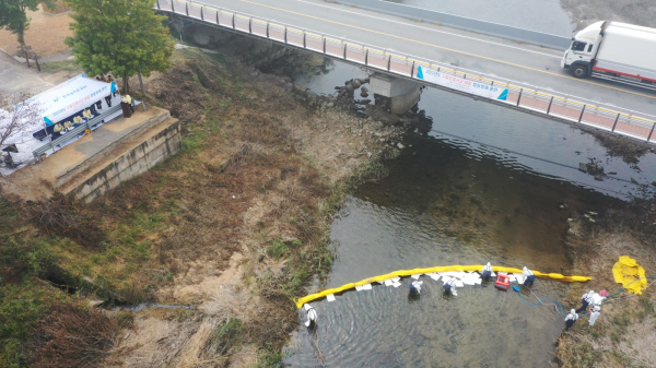30일 충북 진천 백곡저수지 상류에서 수질오염사고대응 합동 방제 훈련을 실시했다(사진은 오일펜스 설치 등 초동대응 모습)