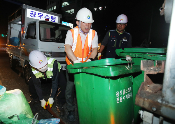 서철모 서구청장, 야간 생활폐기물 수거 현장 체험 모습