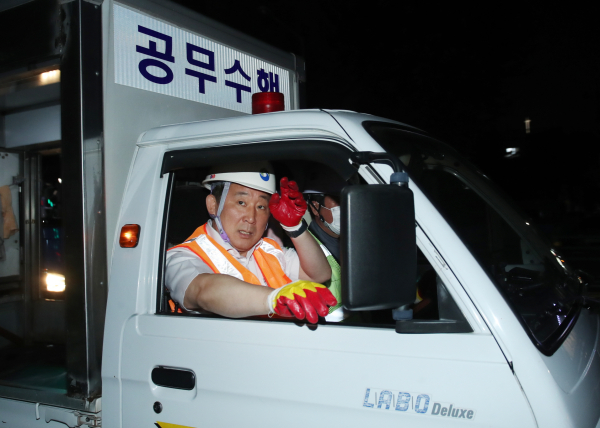 서철모 서구청장, 야간 생활폐기물 수거 현장 체험 모습