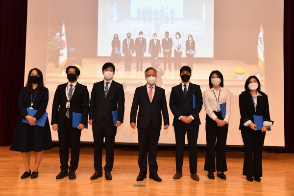 4일 창립 71주년을 맞아 공사 발전에 기여한 임직원들을 표창했다. 반장식 사장(왼쪽 4번째)이 유공직원들과 기념촬영 하고 있다