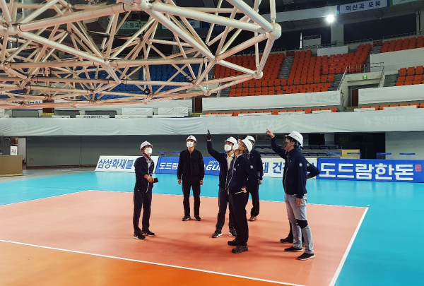 대전시설관리공단과 대한산업안전협회 관계자들이 충무체육관에서 합동 안전점검 실시