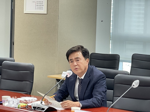 김태흠 충남지사가 4일 도청 중회의실에서 열린 실국원장회의에서 모두발언을 하고있다./사진 권상재 기자