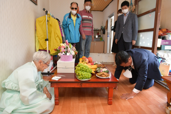 최재구 예산군수 100세 어르신 지팡이 전달 모습