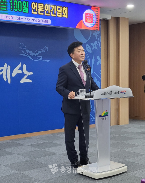 최재구 예산군수는 6일 군청 대회의실에서 민선8기 출범 100일 기자회견을 열고 그동안의 소회와 앞으로의 군정에 대해 청사진을 제시했다./사진 김정식 기자