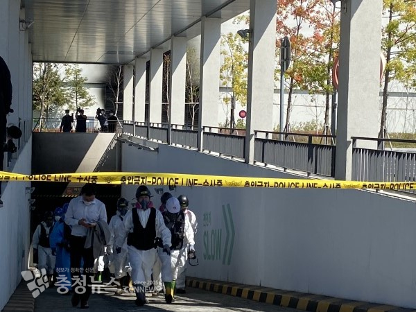지난달 27일 현대아울렛 화재 현장 감식을 마치고 올라오는 감식반