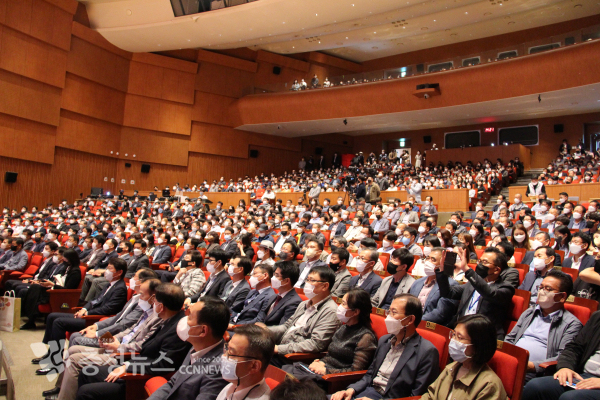 충남도는 도청 문예회관에서 ‘민선8기, 힘쎈충남의 새로운 도약을 위한 탄소중립 경제 특별도 선포식’을 개최했다./사진 권상재 기자