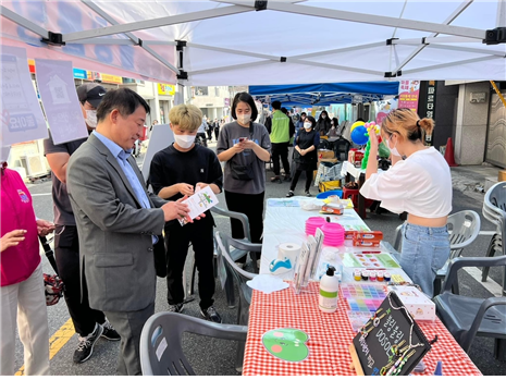 도마2동 도마달 그림마을축제를 둘러보고 있는 서철모 서구청장