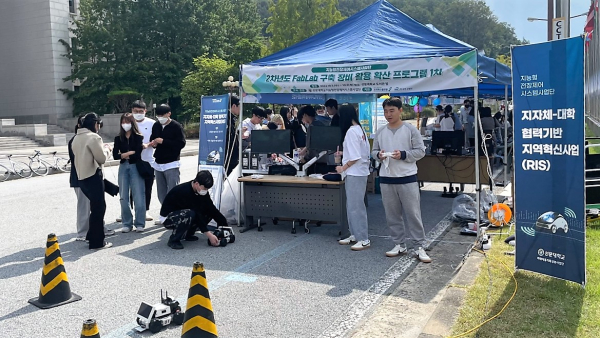 학생이 사업단에서 준비한 자동차 주행 시뮬레이션을 체험하고 있다