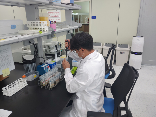 농산물 잔류농약 분석 모습