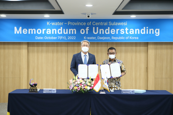 박재현 한국수자원공사 사장(사진의 왼쪽)과 Rusdy Mastura 인도네시아 중부 술라웨시주 주지사가 7일, 대전 한국수자원공사 본사에서 물·에너지 개발을 위한 양해각서를 체결한 후 기념촬영