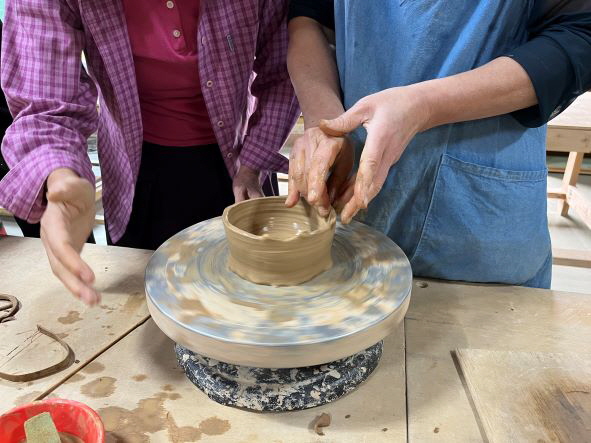 힐링 프로그램 참여자가 강사와 함께 도자기를 만드는 장면