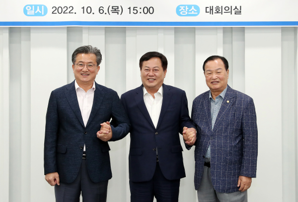 지난 6일 유성구청 대회의실에서 유성구와 국민의힘 대전광역시당의 정책간담회가 열린 가운데, 정용래 유성구청장(왼쪽)과 이은권 국민의 힘 대전광역시당 위원장(가운데), 송봉식 유성구의회 의장(오른쪽)이 기념촬영