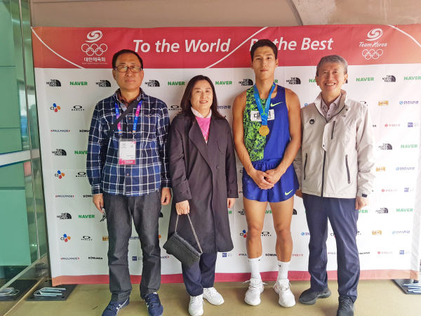 제103회 전국체육대회 남자 장대높이뛰기 일반부에서 우승을 차지한 한두현 선수가 메달 획득 후 기념촬영(좌측부터) 공단 육상팀 박창규 감독, 김미자 총감독, 한두현 선수, 송의열 단장