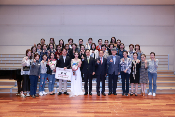 지난 8일 유성구합창단이 제24회 대통령상 전국합창경연대회에서 은상을 수상하고 기념촬영