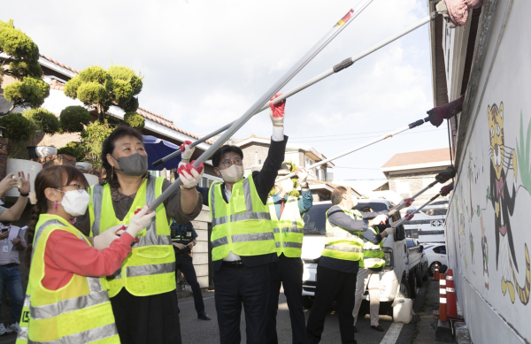 대덕구, 주거침입 범죄 예방 위한 특수형광물질 도포 모습