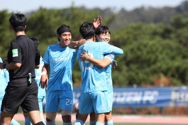 천안시축구단, 선제골 장한영(가운데)과 도움 윤용호(오른쪽)