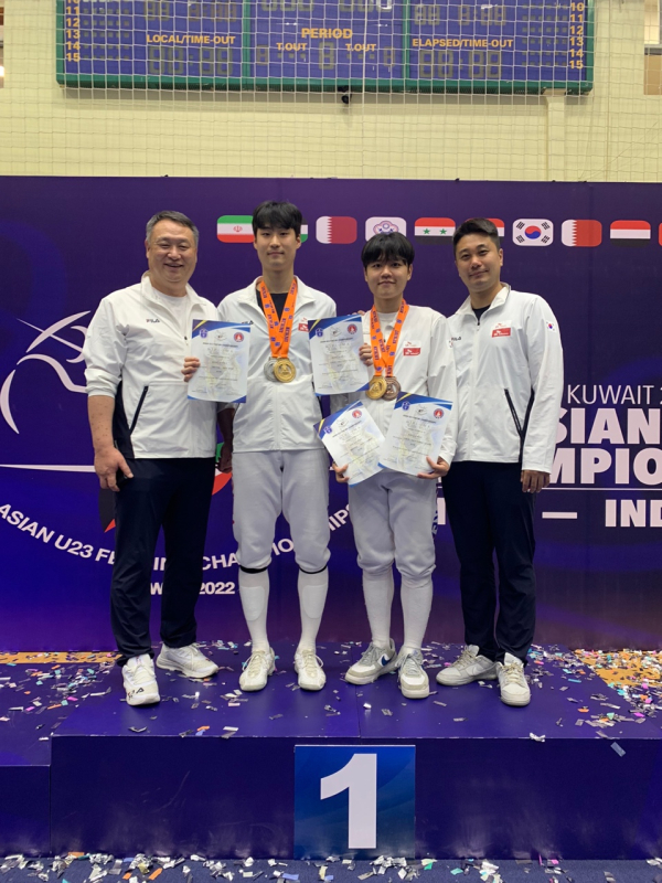 2022 U-23 아시아펜싱선수권대회 우승 기념사진 (좌부터 도선기 홍세화 김재원)