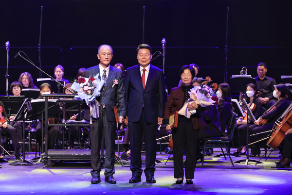 당진시민의날 시민대상 수여 모습/ 지역발전환경부문(이상훈, 순성면), 산업경제부문(편명희, 당진1동)