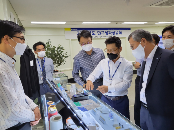 반장식 조폐공사 사장(오른쪽 앞줄 첫 번째)이 산하 연구원에서 개최한 2022년도 연구성과 공유회에 참석해 위조방지 요소에 대한 시연을 보고 있다