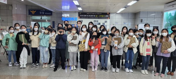 대전시민과 나누는 문학기행 ‘詩-스며들다’시화전 개최 단체사진