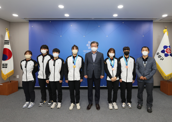 유성구청 여자레슬링선수단이 제103회 전국 체육대회에서 금1, 동2의 쾌거를 올린 가운데, 정용래 유성구청장(오른쪽, 네 번째)과 선수들이 기념촬영