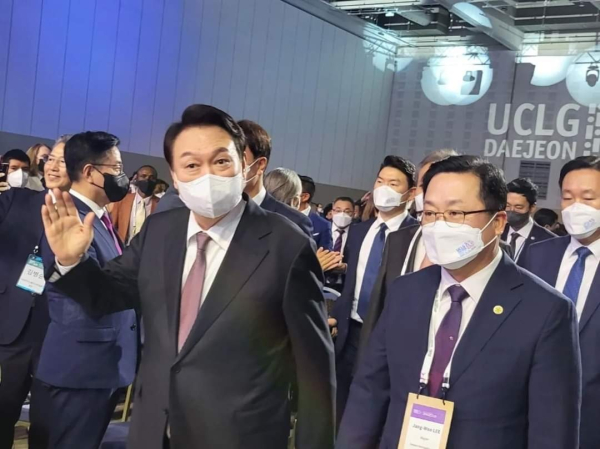 윤석열 대통령과 이장우 대전시장이 12일 2022 대전 세계지방정부연합(UCLG) 총회 개회식 행사장에 들어가고 있다. (사진=김선광 대전시의원 SNS)