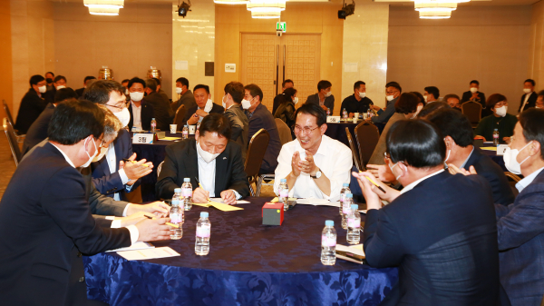 이완섭 서산시장이 지난 12일 열린 미래비전 워크숍에서 서산시 공직자과 소통하는 모습