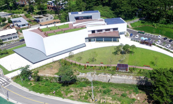 제6회 태안건축문화상 수상작인 유류피해극복기념관 모습.