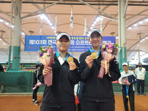 소프트테니스 여자일반부 개인복식에서 금메달을 획득한 문혜경(왼쪽부터), 임진아 선수가 기념촬영을 하고 있다.