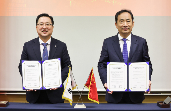 대전시-중국 시안시 우호협력도시 협약 체결식. (왼쪽부터) 이장우 대전시장, 리밍위안 시안시장