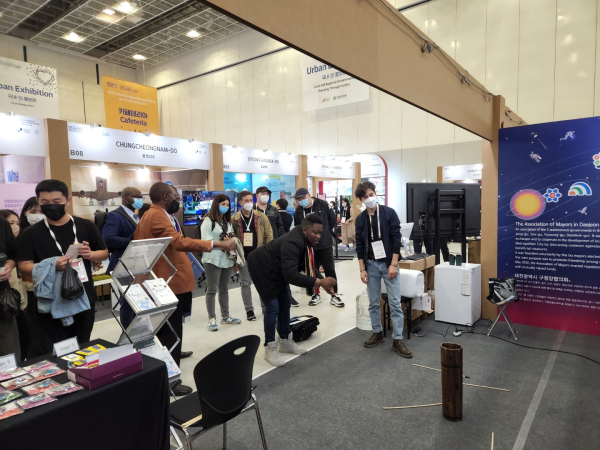 UCLG 국내외홍보관 ‘대전광역시구청장협의회’ 홍보부스를 관람하는 장면