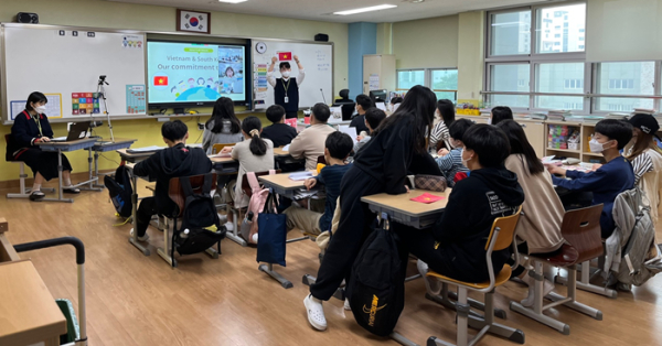 여울초 학생들이 베트남 학생들과의 국제교류수업에 참여하고 있다.