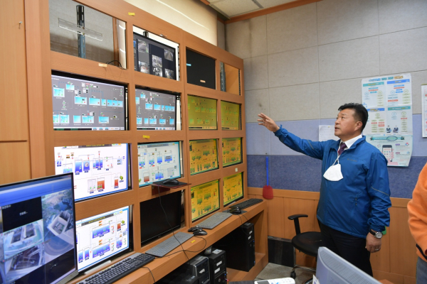 최재구 예산군수 가축분뇨 공동자원화센터 현장 점검 모습