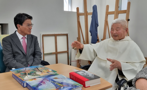 청양 정산면에 ‘세상 처음’ 문화예술자원 탄생-김돈곤 군수와 김인중 신부 간담회 모습