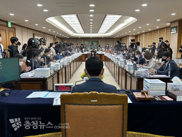 14일 국회 법제사법위원회의 대전고법 국정감사에서 월성원전 1호기 조기 폐쇄와 관련 여야간 신경전이 벌어졌다. 