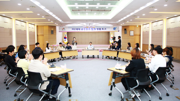 14일 서산시청 대회의실에서 이완섭 서산시장과 MZ세대 공직자들이 청렴을 다짐하고 있다