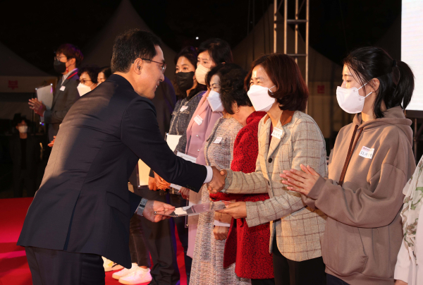 박희조 동구청장이 유공구민에 표창을 수여하고 있다.