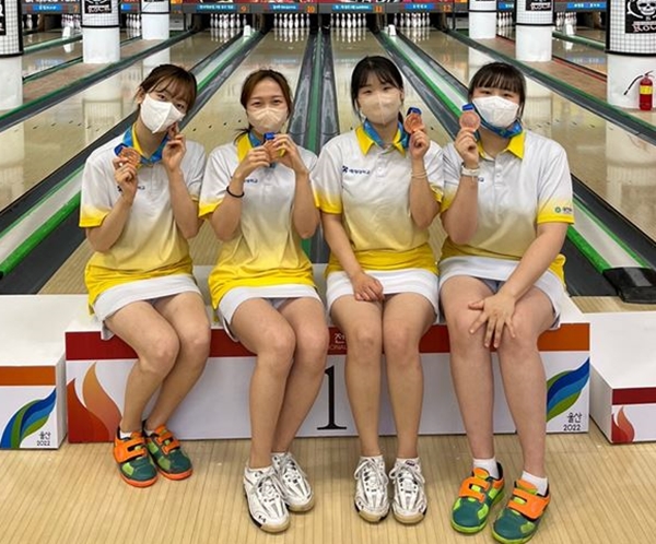 전국체전에서 금메달1개, 은메달2개, 동메달2개를 차지한 배재대 볼링팀. (왼쪽부터 김민희 박수민 이소희 서예지 선수)