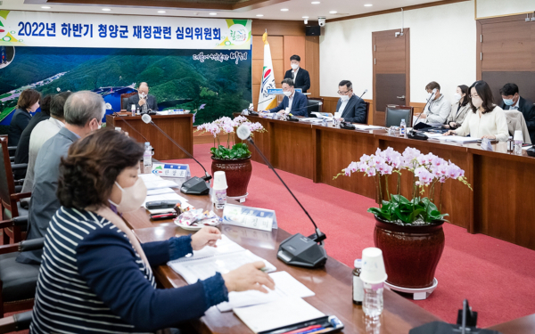 지난 14일 재정 관련 심의위원회를 열고 각 사업에 대한 투자심사와 심의 모습