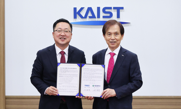 대전시-KAIST 디지털 의과학원 구축 업무협약 체결식 모습. (왼쪽부터) 이장우 대전시장, 이광형 KAIST 총장.