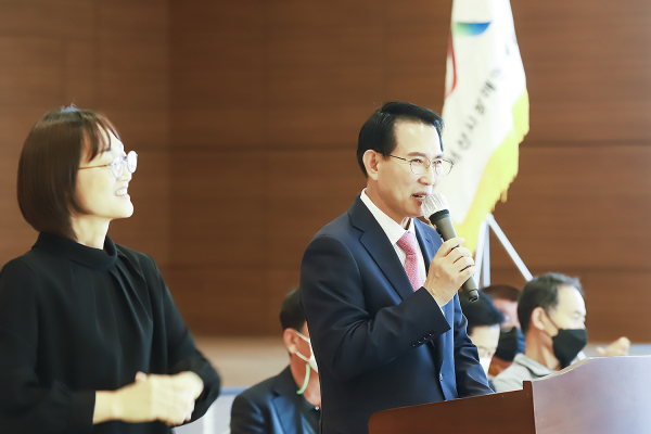 지난 17일 서산시 아르델웨딩컨벤션에서 열린 서산시장애인체육회 선수단 해단식에서 이완섭 서산시장이 격려사를 하고 있다