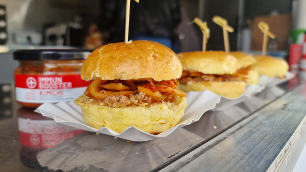 김치와 폴란드식 돼지고기 요리 퓨전 버거